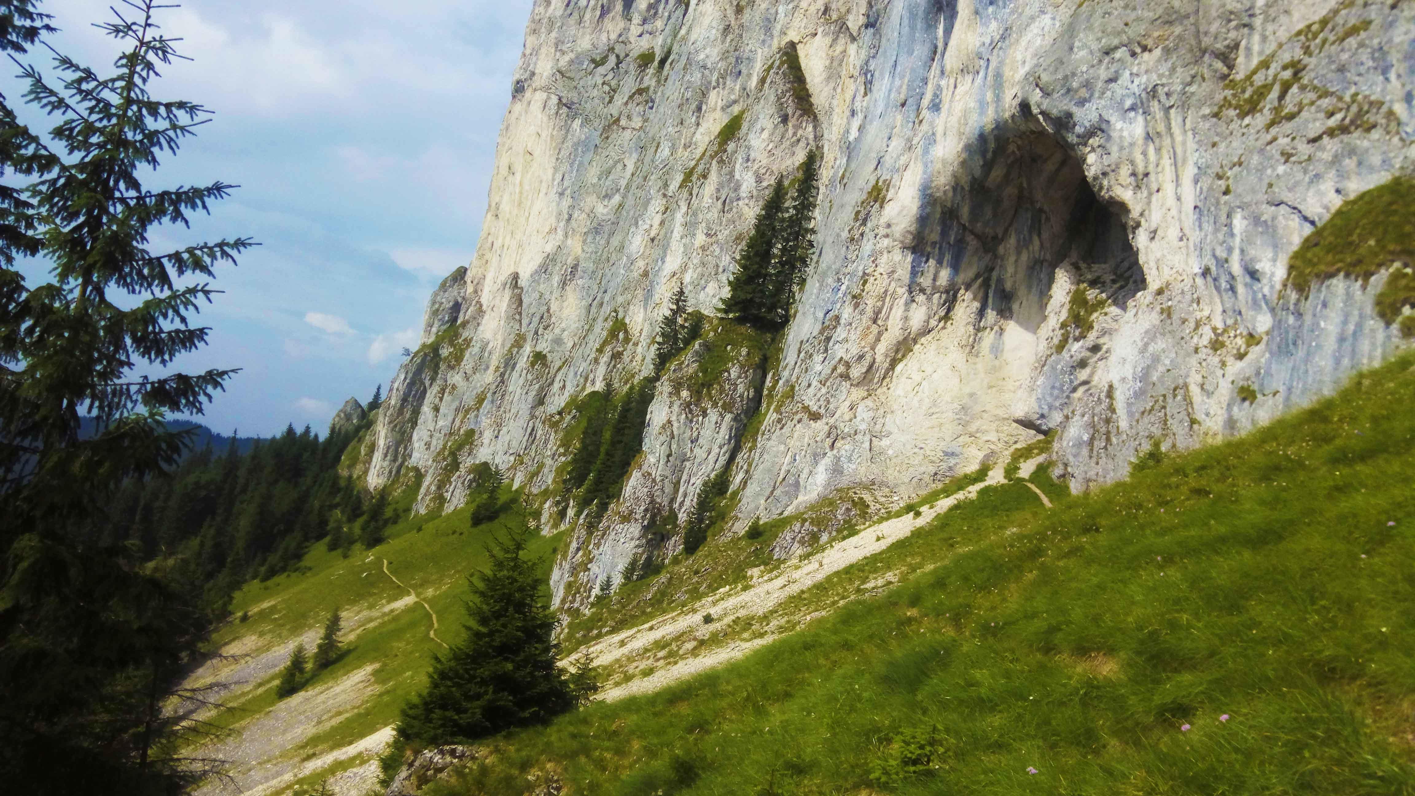 Sub aburuptul vestic al Pietrei Craiului